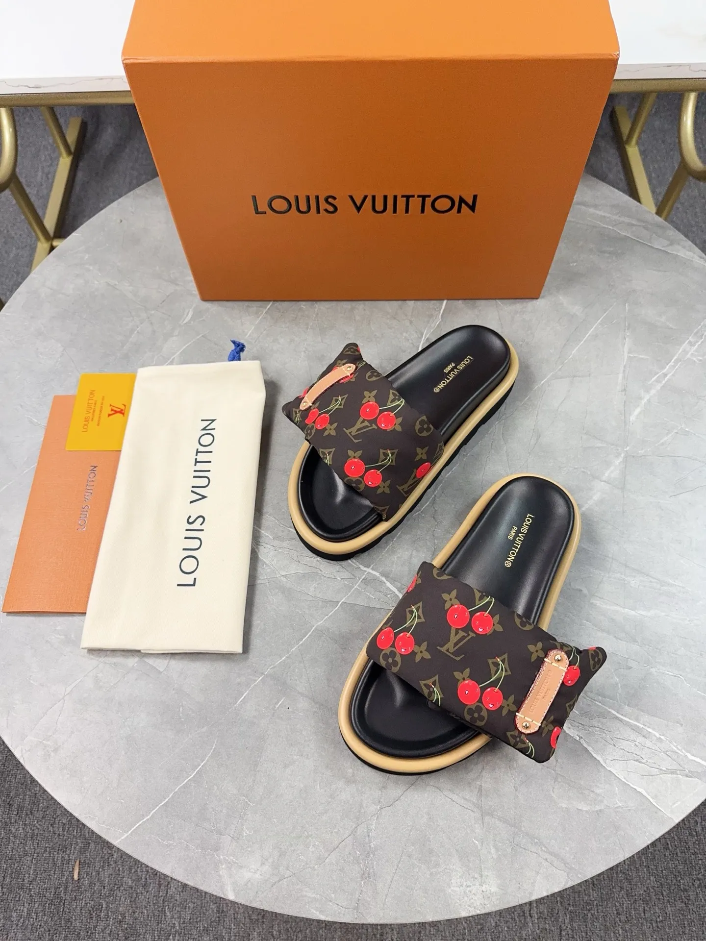 👟👟Ex-factory price 360👟👟 LV Donkey Brand L Family 2025 Hot Style Embossed Logo Embossed Sandals This Pool Pillow Comfort flat sandals are made of technical fabrics and use high-frequency embossing technology to reinterpret the Monogram pattern. Soft padded upper with adjustable Velcro, comfortable and tough insole adds harmonious colors ▪️Fabric: Original customized technical fabric ▪️Lining: soft sheepskin lining ▪️Sole: Original open-molded rubber foam outsole ▪️Size: 35-45